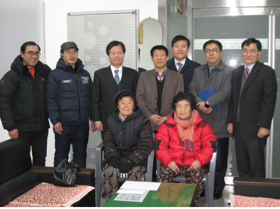 서산세무서는 설 명절을 앞두고 불우한 이웃을 찾아 전 직원과 세정협의회 위원들이 정성껏 모금한 사랑의 성금을 전달했다.