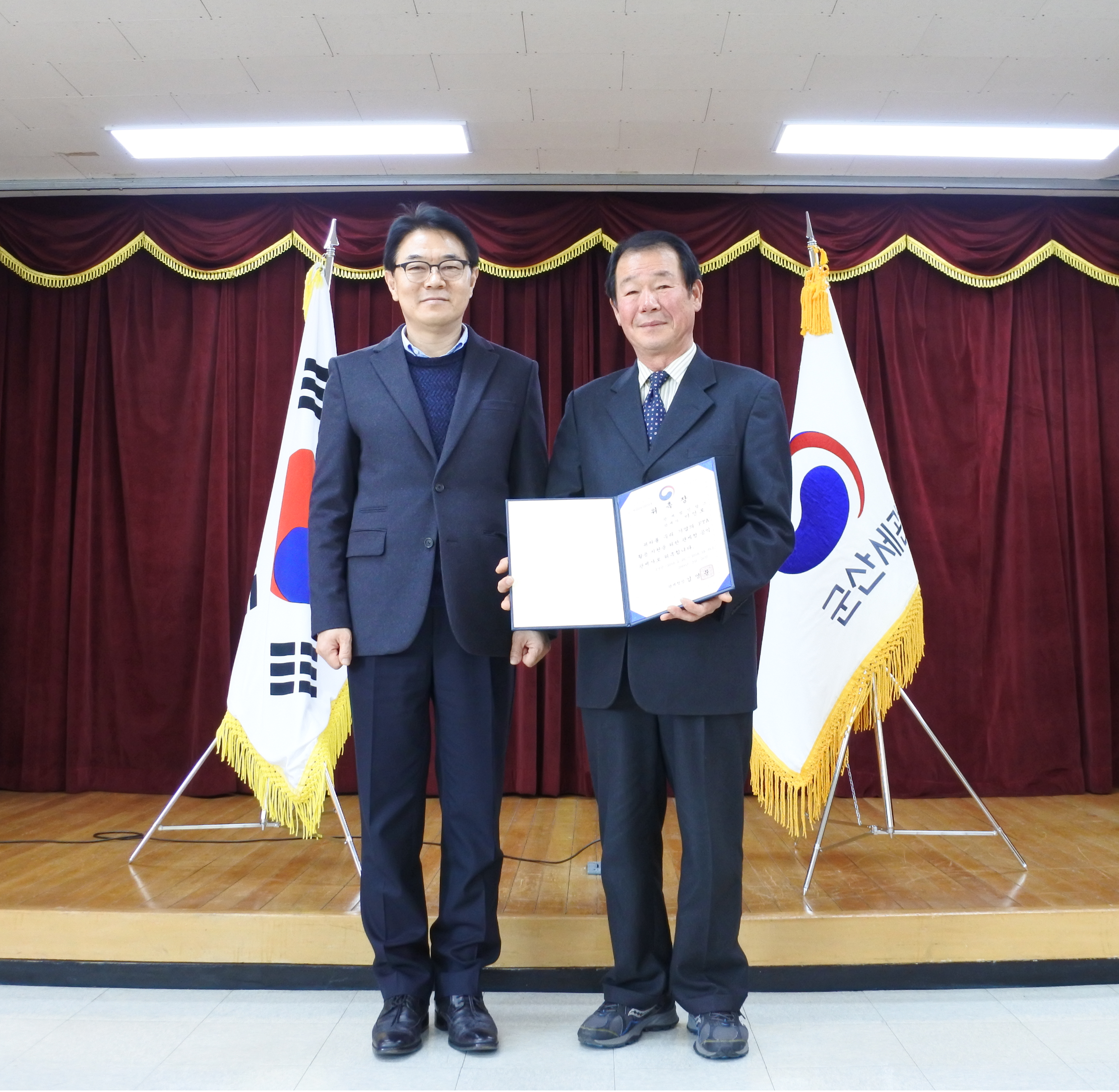 강한석 군산세관장<왼쪽>은 6일 대회의실에서 이인로 관세사<오른쪽>를 ‘FTA 기업지원 공익관세사’로 위촉했다.