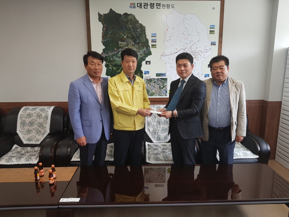 이은규 서장(오른쪽 두 번째)이 세정협의회 회원들과 함께 성금을 전달하고 있다.