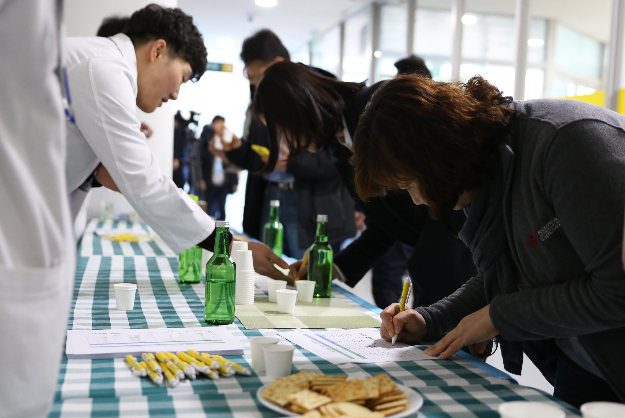 지난 2월 보해양조가 전남도청에서 실시한 전라도 정도 천년 기념주 시음회에서 참가자들이 향과 맛을 평가하고 있다.