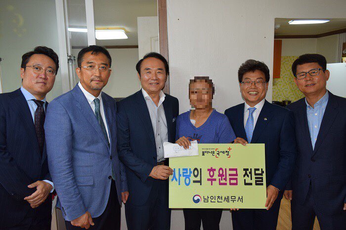 한경선 서장(오른쪽 두번째)을 비롯한 세정협의회 임원들이 관내 연수구 소재의 소외이웃을 방문해 성금을 전달하고 있다.