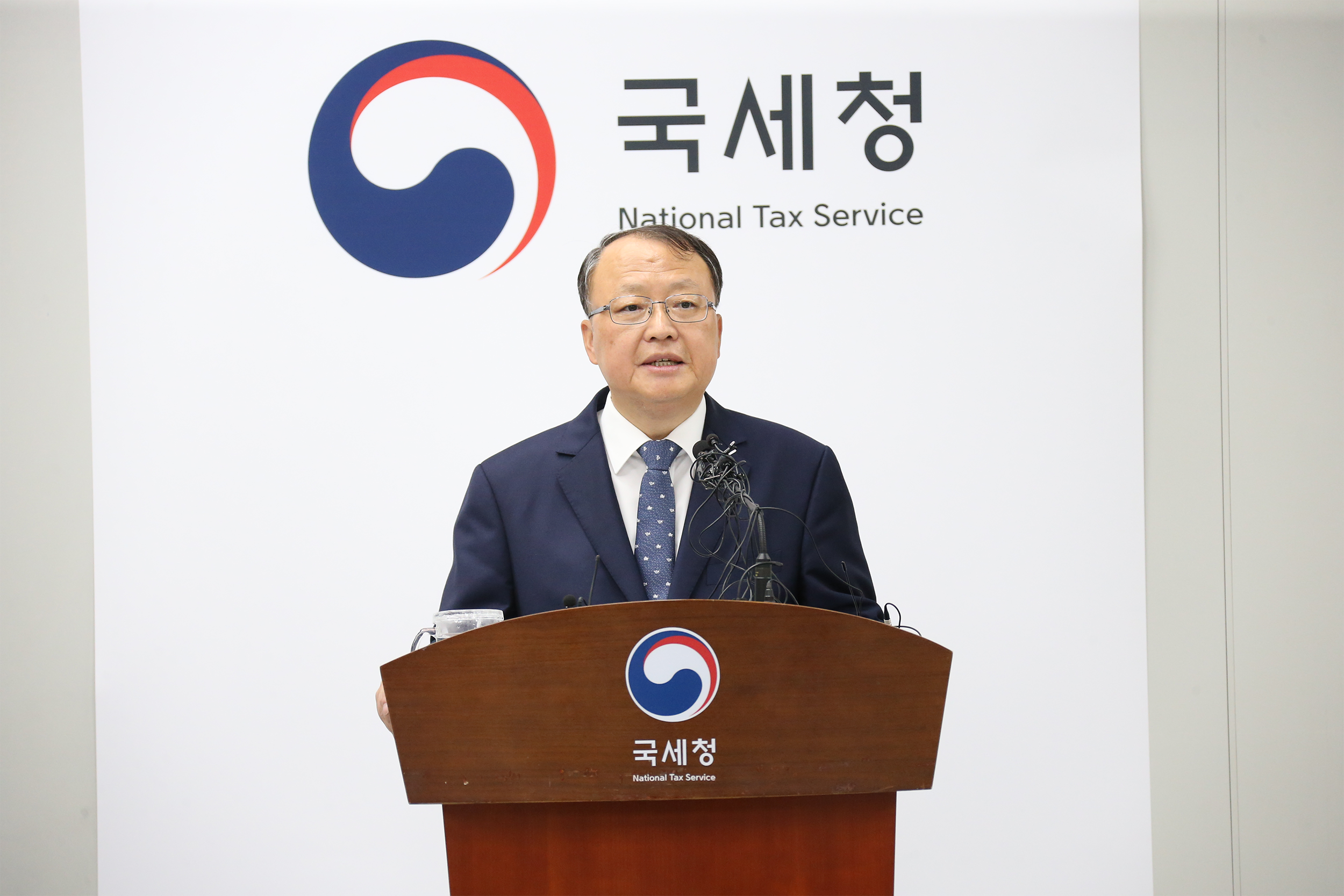 한승희 국세청장이 자영업자·소상공인 세무부담 축소 및 세정지원 대책을 발표하고 있다.