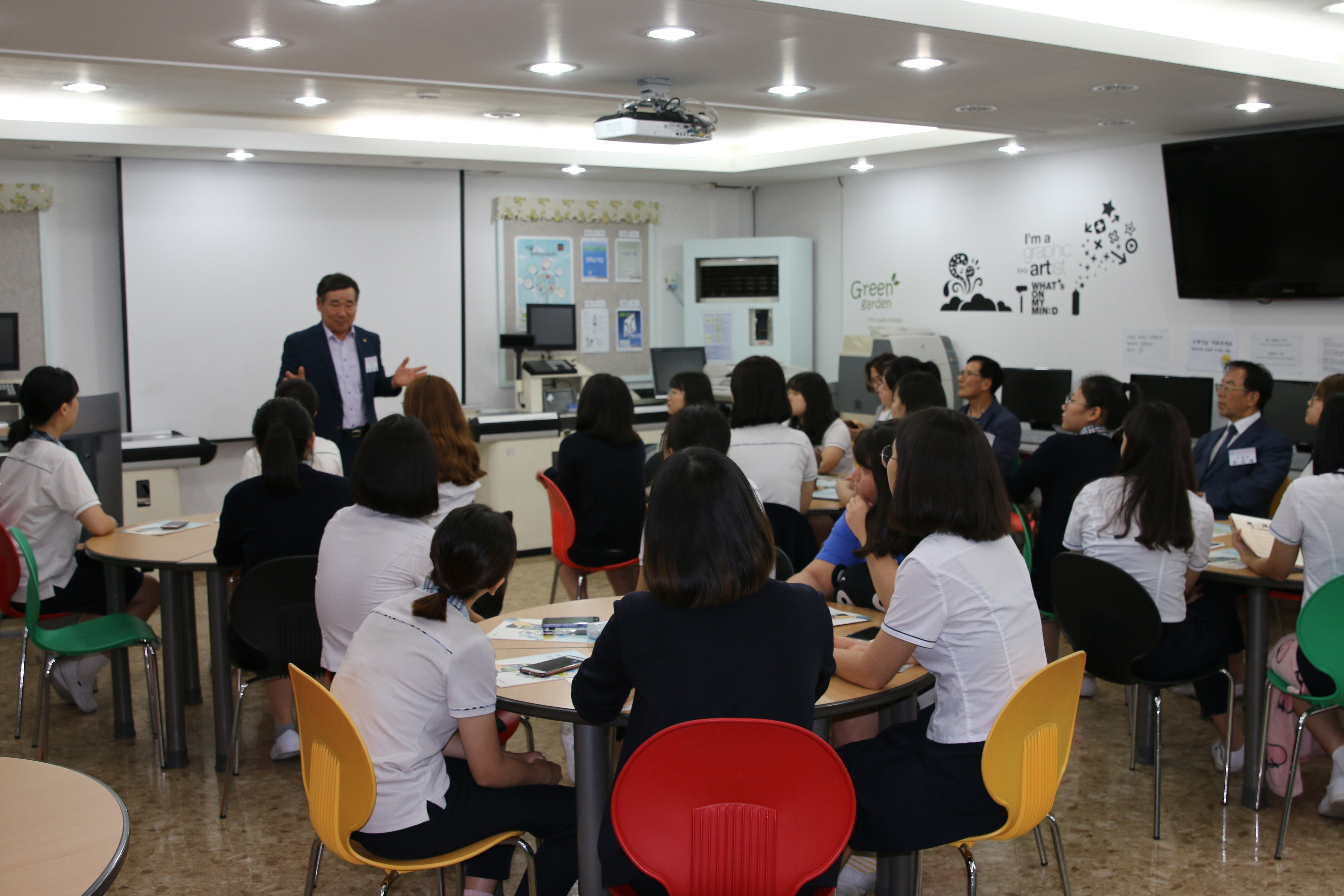 임채룡 회장이 정화여상 학생들에게 세무사사무소가 매우 좋은 직장임을 소개하고 있다.