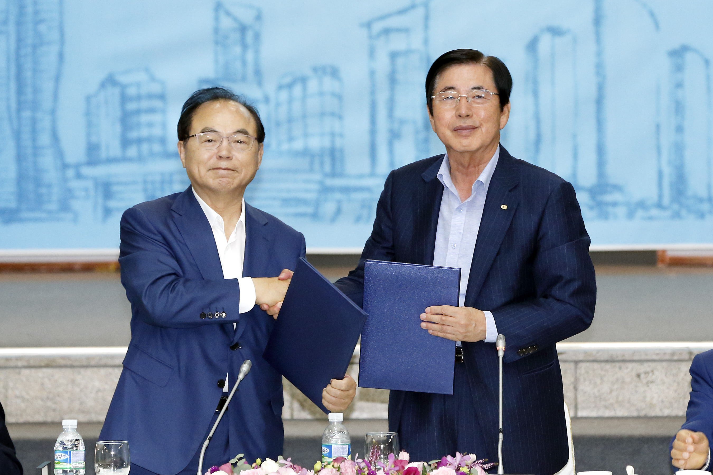 오거돈(왼쪽) 부산시장과 허용도(오른쪽) 부산상의 회장이 '부산 1만명+일자리 창출 프로젝트'를 위한 공동선언을 하고 있다.