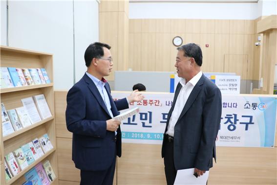 장병채(왼쪽) 서장이 납세자에게 홍보물을 나눠주며 제도에 대해 안내하고 있다.