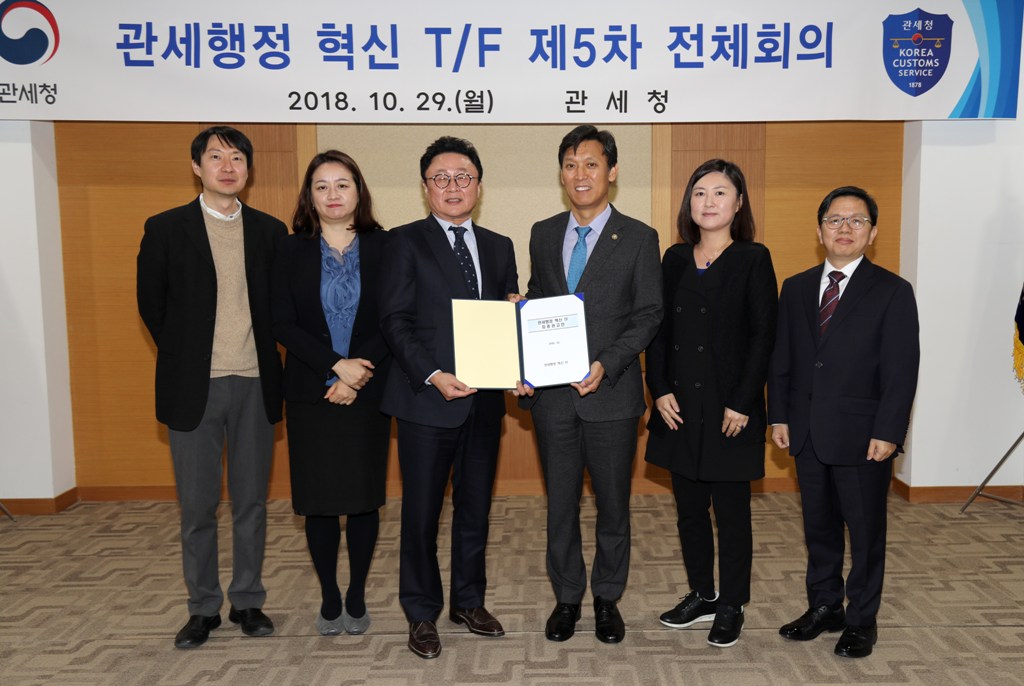 서영복<왼쪽 세번째> 관세행정 혁신TF위원장이 권고안 전달후 김영문 <오른쪽> 관세청장과 기념촬영을 하고 있다.