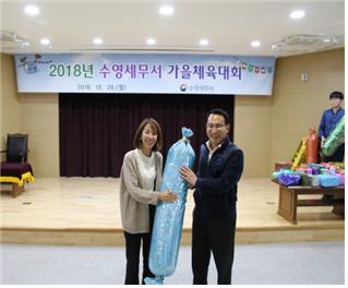나성길 서장이 직원에게 기념품을 전달하고 있다.