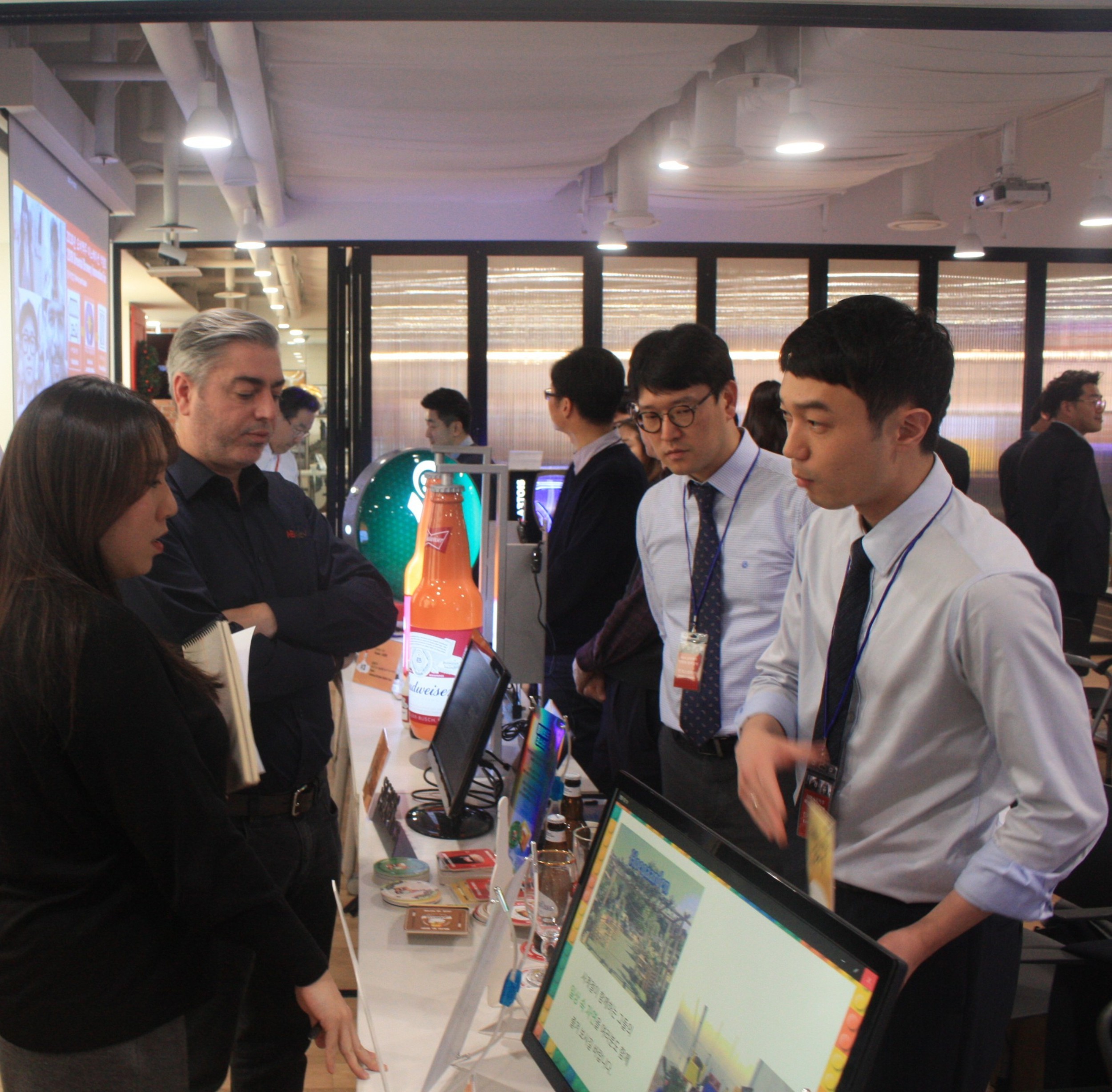 오비맥주 고동우 대표가‘2018 오비맥주 이노베이션 박람회’에서 참가업체의 설명을 듣고 있다.
