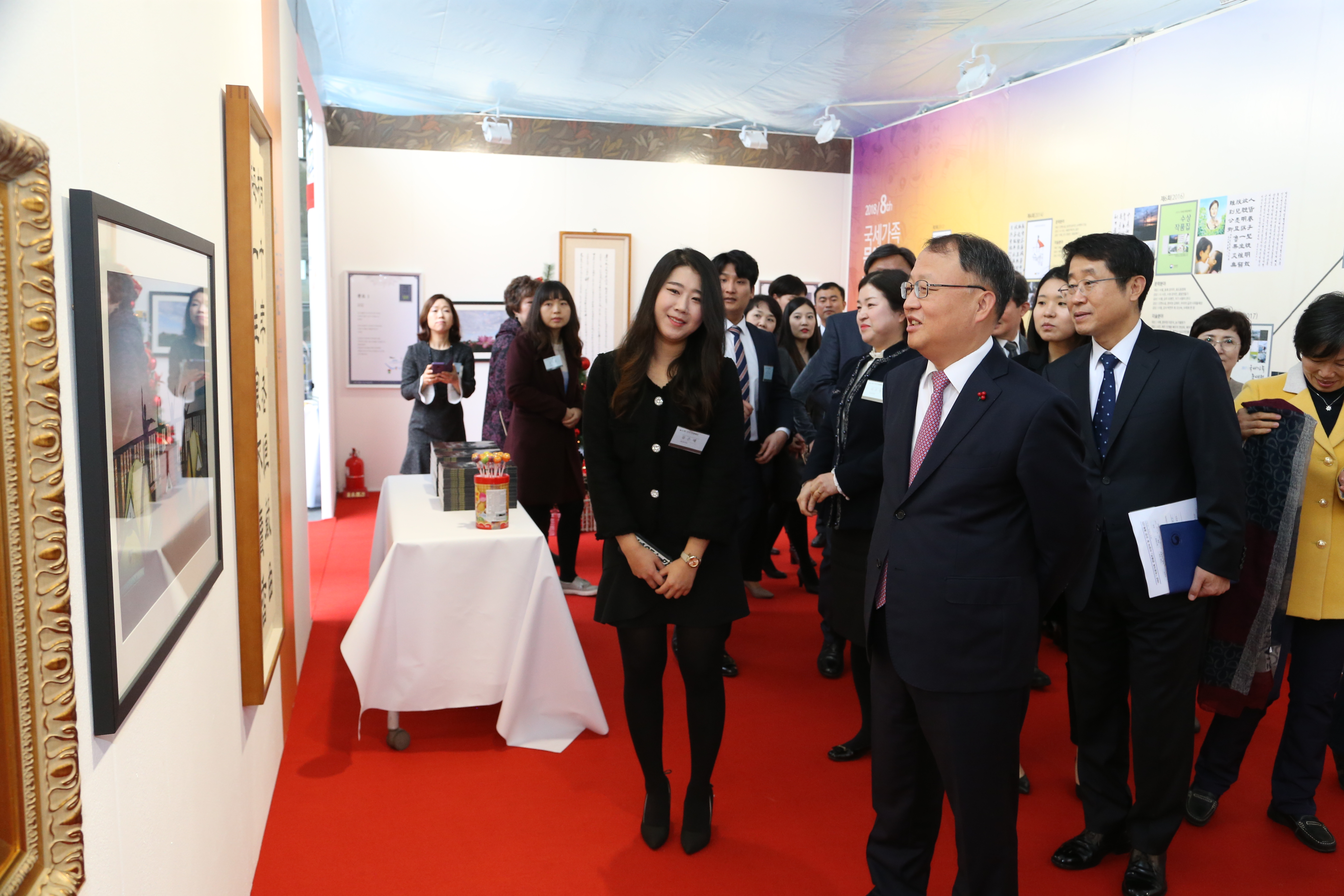 한승희 청장, 국세청 간부, 수상자들이 작품을 감상하고 있다.