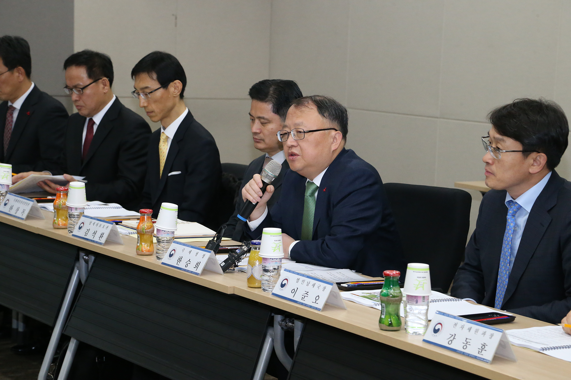 한승희(오른쪽 두번째) 국세청장은 경기도 성남시 판교 테크노밸리 스타트업 캠퍼스를 방문해 스타트업·벤처 기업들과 세정지원 간담회를 가졌다.