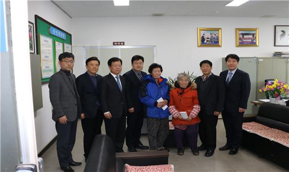 서산서는 지난달 31일 서산동부시장 노점상인에게 성금을 전달하는 등 사랑나눔을 실천했다.<좌측 네번째 김남선 서장, 세번째 김경호 세정협의회 부위원장, 두번째 장기만 개인납세과장>