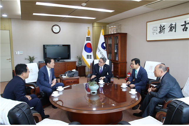유영조 중부세무사회장이 지난 9일 유재철 중부지방국세청장을 내방하고 환담을 나눴다.<앞줄 왼쪽 조정목 성실납세지원국장, 유재철 중부지방국세청장, 유영조 회장, 이중건 부회장, 이남헌 부회장>